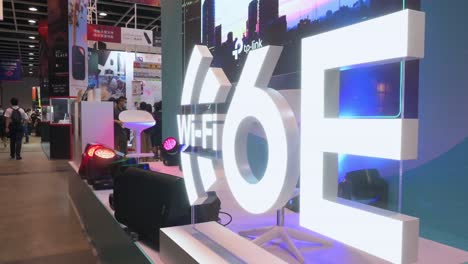 Un-Stand-Muestra-El-Logotipo-De-Internet-De-Alta-Velocidad-Wifi-6e-Durante-El-Festival-De-Computadoras-Y-Comunicaciones-De-Hong-Kong-En-Hong-Kon