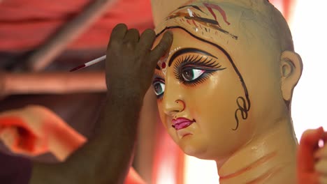 Die-Arbeit-An-Der-Herstellung-Von-Durga-Puja-Idolen-Geht-Weiter