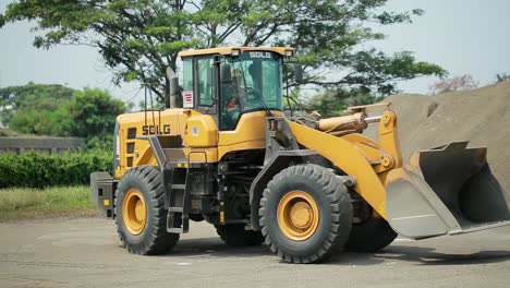 Gran-Cargador-Frontal-Amarillo-O-Bulldozer-De-Cuatro-Ruedas