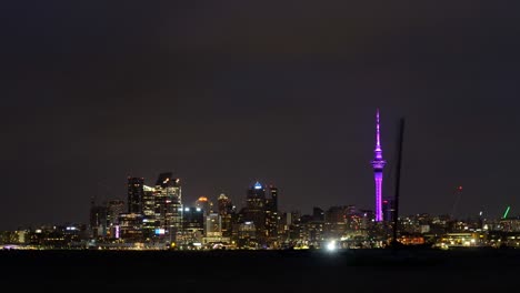 Lapso-De-Tiempo-De-Día-A-Noche-Del-Paisaje-Urbano-De-Auckland,-Nueva-Zelanda-Debajo-De-Nubes-Que-Se-Mueven-Rápidamente