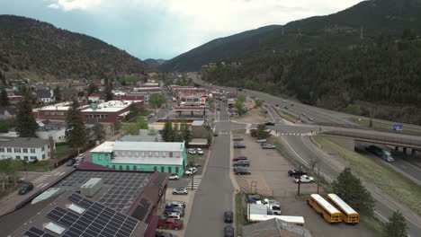 Idaho-Springs,-Colorado,-EE.UU.,-Establecimiento-De-Tiro-Con-Drones,-Edificios-Y-Tráfico.