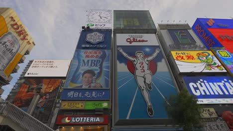 Toma-Del-Famoso-Cartel-Glico-En-El-Barrio-Dotonbori-En-Osaka-Durante-El-Día