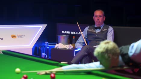 Ein-Professioneller-Snookerspieler,-Walisisch-Mark-Williams,-Sieht-Zu,-Wie-Der-Australische-Spieler-Neil-Robertson-Während-Des-Hong-Kong-Master-Turnierwettbewerbs-Einen-Schuss-Spielt