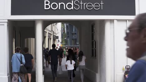 Túnel-Comercial-De-Bond-Street-En-Chelmsford-Con-Mucha-Gente-Caminando