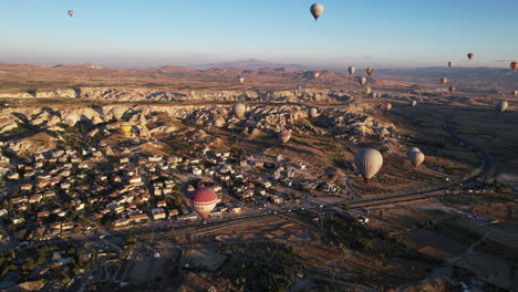 Vista-Aérea-De-Globos-Aerostáticos-Sobre-El-Paisaje-De-Capadocia,-Turquía