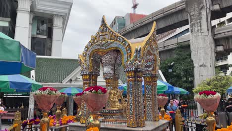 El-Santuario-De-Erawan-En-El-Distrito-De-Ratchaprasong-Es-Uno-De-Los-Santuarios-Más-Famosos-Entre-Los-Turistas-En-El-Centro-De-Bangkok,-Tailandia