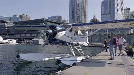 Beaver-Hidroavión-Y-Gente-En-El-Soleado-Centro-De-Vuelo-Del-Puerto-De-Vancouver