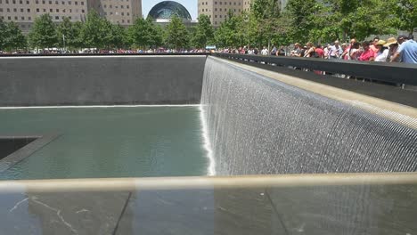 Fuente-Conmemorativa-De-Las-Torres-Gemelas-De-Nueva-York-Agua-Sobre-Rt