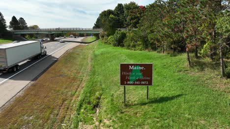 Bienvenido-Al-Cartel-De-Maine-A-Lo-Largo-De-La-Carretera