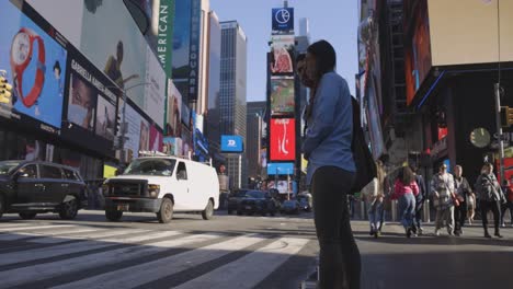 Pareja-Esperando-Para-Cruzar-La-Calle-En-Times-Square-A-Cámara-Lenta