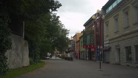 Zu-Fuß-Durch-Das-Stadtzentrum-Mit-Kleinen-Geschäften-Und-Viel-Stadtgrün