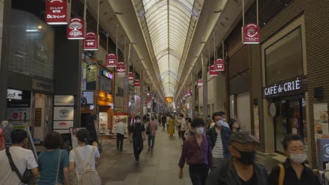 Toma-De-Una-Concurrida-Calle-Comercial-En-Kyoto-Durante-El-Día