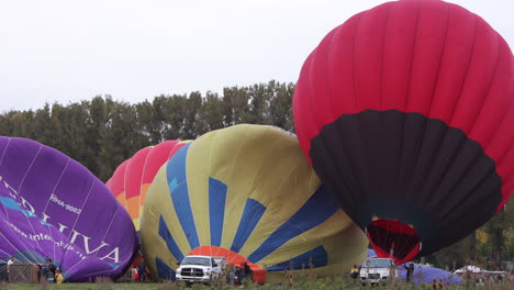 Los-Globos-Aerostáticos-Inflan-Sus-Globos,-Preparándose-Para-El-Lanzamiento