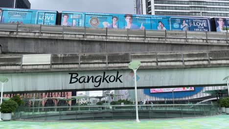 Tren-Bts-Pasando-Por-El-Centro-De-Bangkok