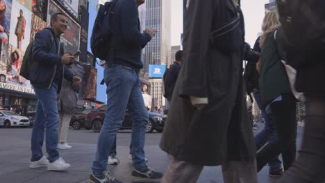 Die-Beine-Der-Leute-Warten-Darauf,-Das-Time-Square-In-Zeitlupe-Zu-Kreuzen