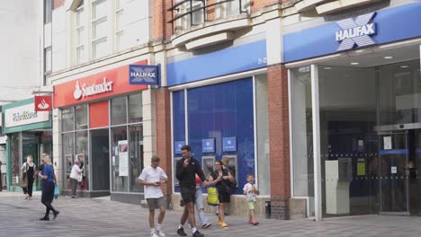 Hauptstraßenbanken-Von-Santander-Und-Halifax-In-Chelmsford-Mit-Käufern,-Statisch