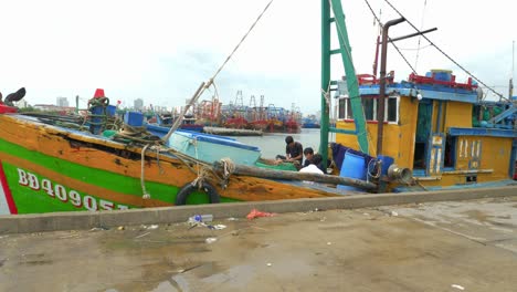 Los-Pescadores-Atracan-Su-Bote-De-Madera-En-El-Puerto-Pesquero-De-Tho-Quang-Mientras-Esperan-Que-El-Tifón-Noru-Pase-Por-Vietnam-En-Un-Día-Ventoso-Y-Tormentoso