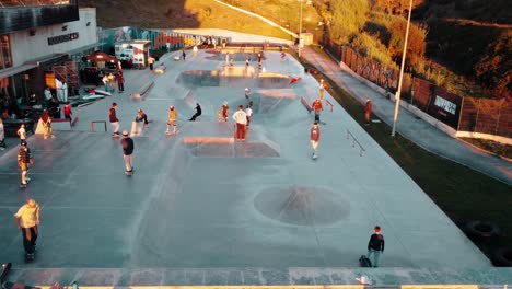 Jóvenes-Jugando-En-Tablas-En-El-Parque-De-Patinaje-Al-Aire-Libre,-Ericeira,-Portugal