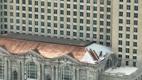 Estación-Central-De-Michigan-En-Detroit-Antena-4k-Subir-Revelar-Puente-Embajador