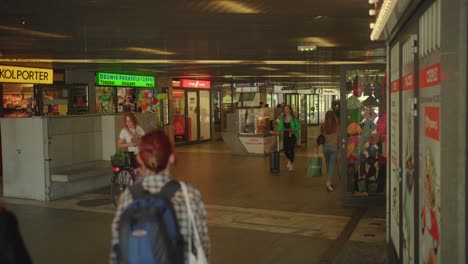 Video-of-numerous-people-are-walking-in-the-shopping-center-in-Kraków,-Poland