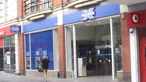 Ein-Mann-Mit-Einem-Geldautomaten-Der-Halifax-Bank-In-Der-High-Street-Von-Chelmsford