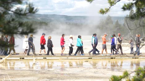 Turistas-Caminando-A-Través-De-Géiseres-Del-Parque-Nacional-De-Yellowstone-En-Cámara-Lenta