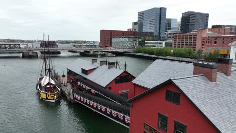 Museo-Del-Tea-Party-De-Boston-Y-Réplica-De-Barco-En-El-Puerto