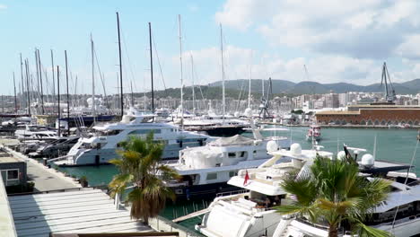 Yachthafen-Mit-Vielen-Teuren-Luxusyachten-Und-Booten-Mit-Klarem-Sommerhimmel-Im-Hintergrund