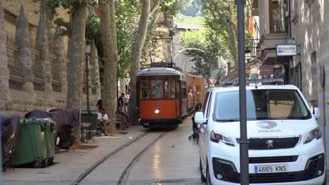 Alte-Vintage-Und-Berühmte-Straßenbahn-Auf-Der-Schiene-Auf-Den-Straßen-Im-Sommer