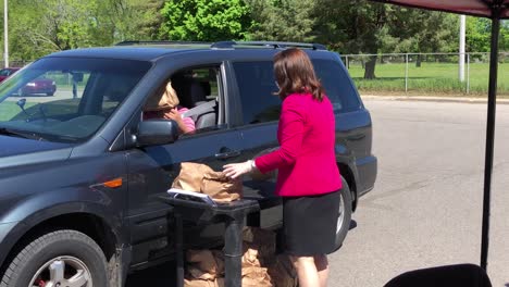 Die-Gouverneurin-Von-Michigan-Gretchen-Whitmer-Verteilt-Essen-Während-Der-Covid-19-pandemie-In-Lansing,-Michigan