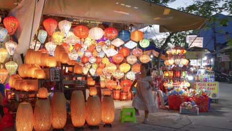 Coloridas-Linternas-Artesanales-Cuelgan-En-Una-Tienda-En-La-Antigua-Ciudad-De-Hoi-An