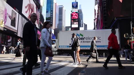 Times-Square-En-Cámara-Lenta-Desde-El-Lado-Del-área-Principal-Con-Personas