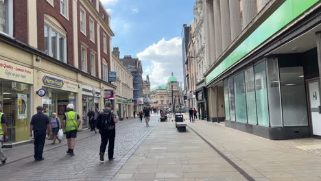 Vista-Mirando-A-Lo-Largo-De-Whitefriargate-Peatonal-En-La-Ciudad-De-Hull,-Hacia-El-Ayuntamiento-De-Hull-En-Carr-Lane