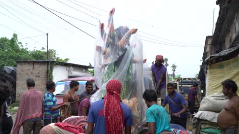 Durga-Tagore-Wird-Zum-Mandapam-Gebracht