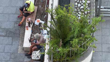 Dos-Hombres-Alcohólicos-Sin-Hogar-En-La-Calle-Bebiendo