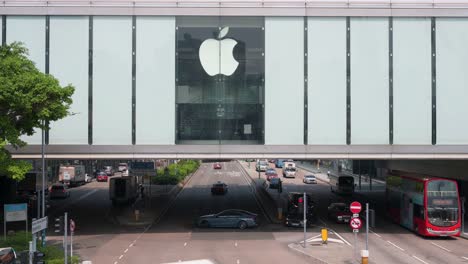 Se-Ven-Vehículos-Conduciendo-A-Través-De-Una-Tienda-Oficial-Elevada-De-Apple-En-Hong-Kong