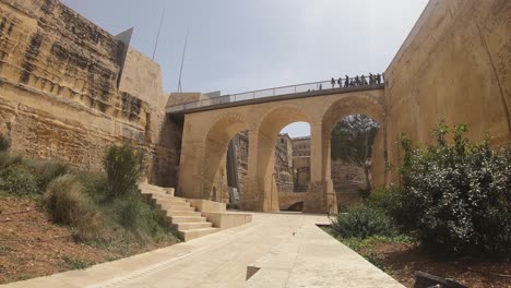 El-Puente-Que-Cruza-La-Zanja-Hasta-La-Puerta-De-La-Ciudad-De-Valletta,-Malta