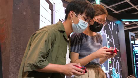 Chinesische-Gamer-Und-Besucher-Spielen-Videospiele-Am-Stand-Eines-Ausstellers-Während-Des-Hong-Kong-Computer-And-Communication-Festival-In-Hong-Kong