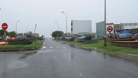 Calle-Mojada-Y-Botes-Atados,-Día-Lluvioso-Oscuro-Y-Preparación-Para-El-Tifón-Entrante-En-Da-Nang,-Vietnam