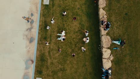 Gente-Jugando-Capoeira-La-Danza-De-Artes-Marciales-Brasileñas,-Juego-De-Lucha,-Ericeira,-Portugal