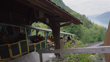 El-Funicular-Geissbach-Descendiendo-En-Suiza.-Camara-Lenta