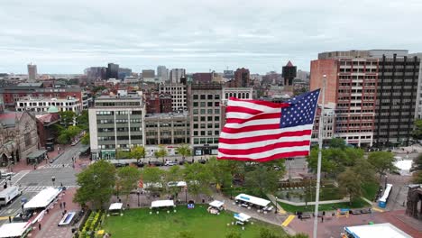 La-Bandera-Estadounidense-De-EE.-UU.-Ondea-Con-Orgullo-En-Copley-Square