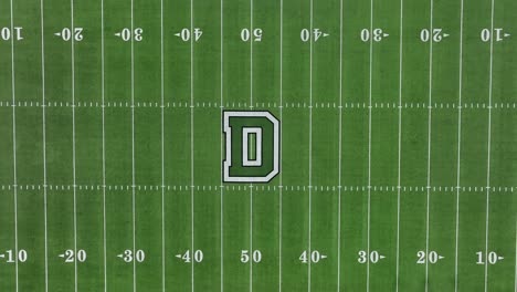 Toma-Aérea-Ascendente-Del-Campo-De-Fútbol-Universitario-De-Dartmouth-Y-La-Pista