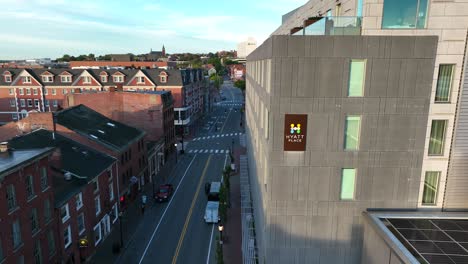 Hyatt-Place-Logo-Und-Schild-An-Der-Außenseite-Des-Hotelgebäudes