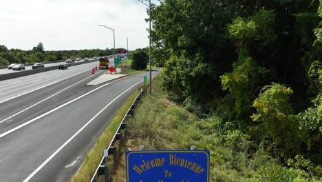 Frontera-Estatal-De-New-Hampshire-A-Lo-Largo-De-Una-Carretera-Muy-Transitada