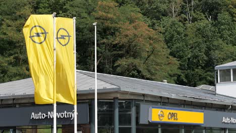 Banners-De-Concesionarios-De-Automóviles-Opel-Ondeando-En-El-Viento-Con-Efecto-De-Cámara-Lenta