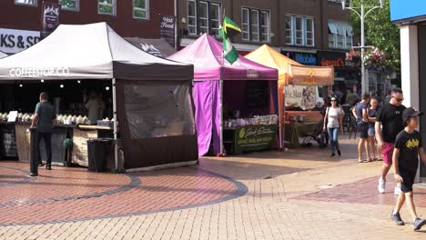 Puestos-De-Mercado-De-Chelmsford-High-Street-Y-Gente-Pasando,-Estático