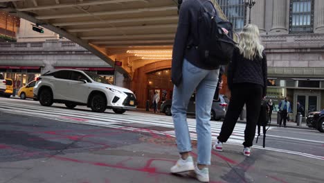 4K-Slow-motion-woman-crossing-to-grand-central-in-New-York-City