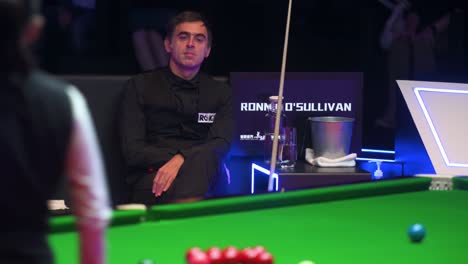 El-Campeón-Mundial-Y-Jugador-De-Billar-Número-Uno-Del-Mundo,-Ronnie-O&#39;sullivan,-Observa-Cómo-La-Jugadora-Ng-On-Yee-De-Hong-Kong-Juega-Un-Tiro-Durante-El-Evento-De-Competencia-Del-Torneo-Maestro-De-Hong-Kong