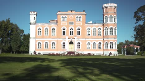 18-De-Septiembre-De-2022,-Letonia:-Palacio-Birinu,-Castillo-Letón-Junto-Al-Lago-Con-Bonito-Jardín